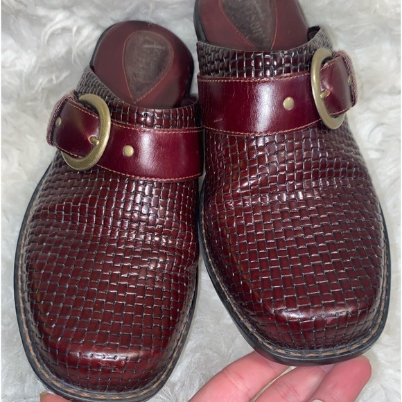Women's Clarks Artisan Mules Clogs Shoes Size 8 Burgundy Woven Buckle - Picture 7 of 11